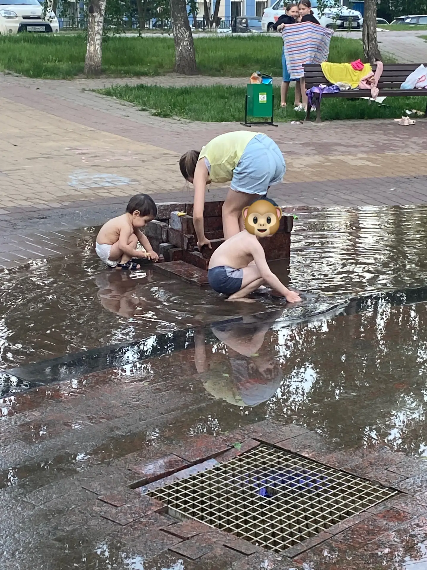 А разрушение фонтана — это норма? Ладно, в нем купаются, жарко. Но зачем разносить по кирпичику и пе