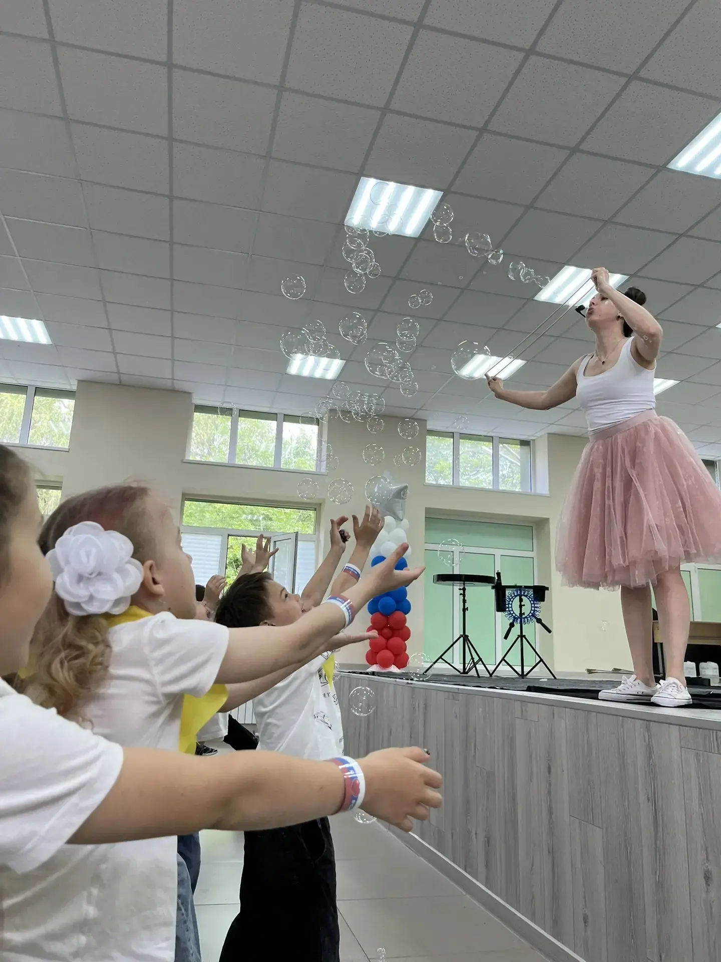 🎈 Лето в МБОУ СОШ 4 мы погрузились в мир гигантских пузырей! 🫧
Сегодняшний день в нашем пришкольно