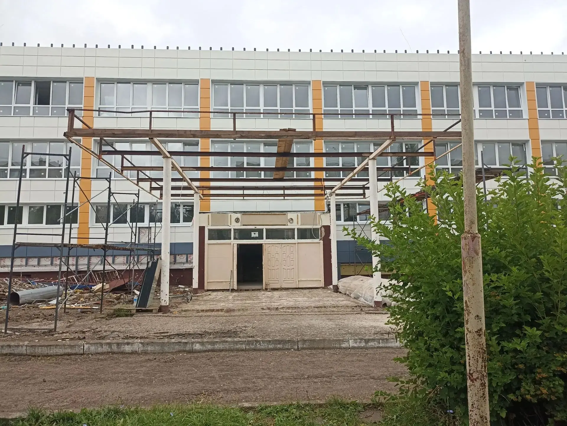 🏗️ Капитальный ремонт школы № 49!

В здании школы № 49 активно продолжается масштабное обновление. 
