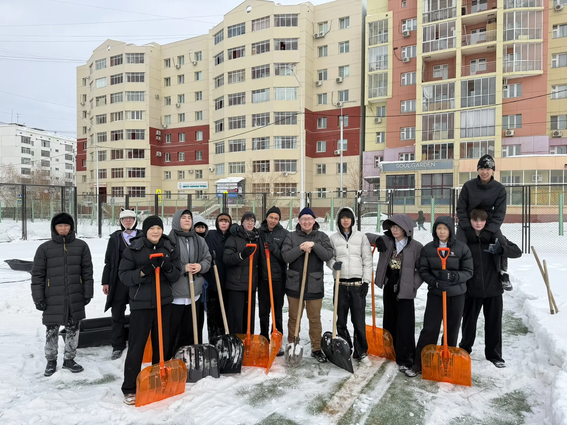 Наши юноши, ученики 10-ых классов всю неделю участвовали в субботниках по уборке снега на уличной сп