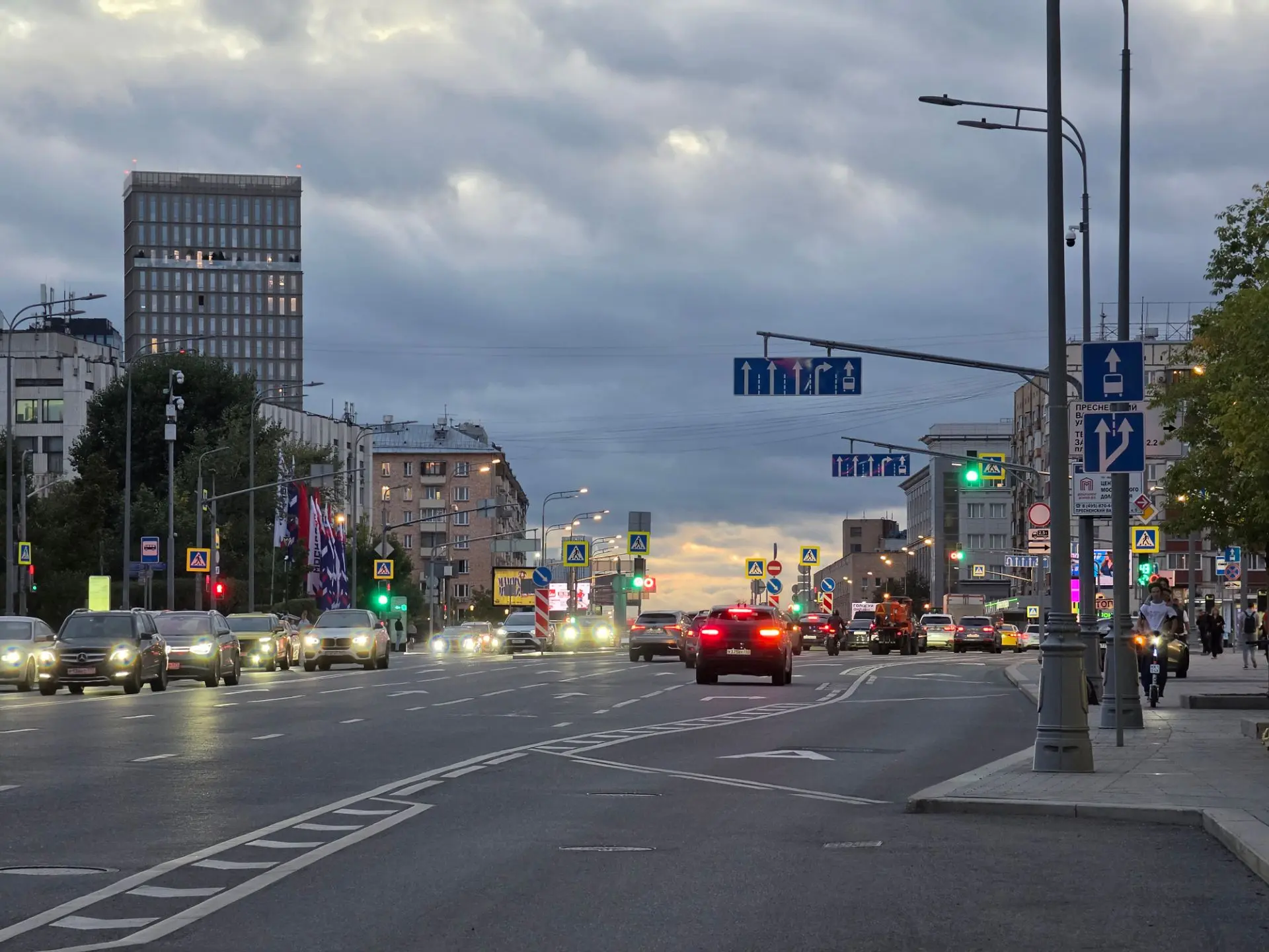 Божественная погода сегодня в Москве! Почаще так было бы прекрасно! 🌥️🌆