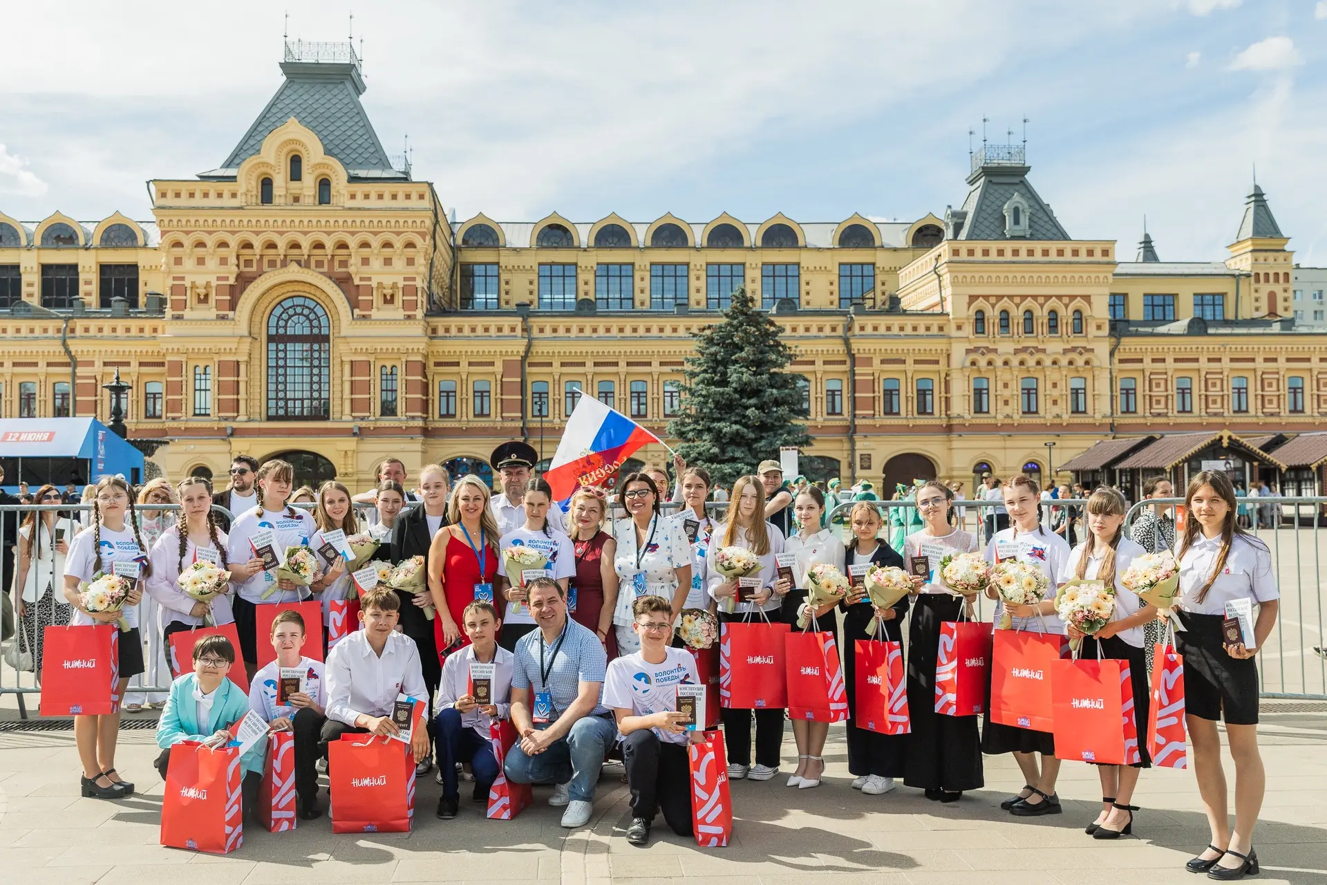 ВРУЧЕНИЕ ПАСПОРТОВ 🪪

💙В День России на Нижегородской ярмарке состоялось торжественное вручение пе
