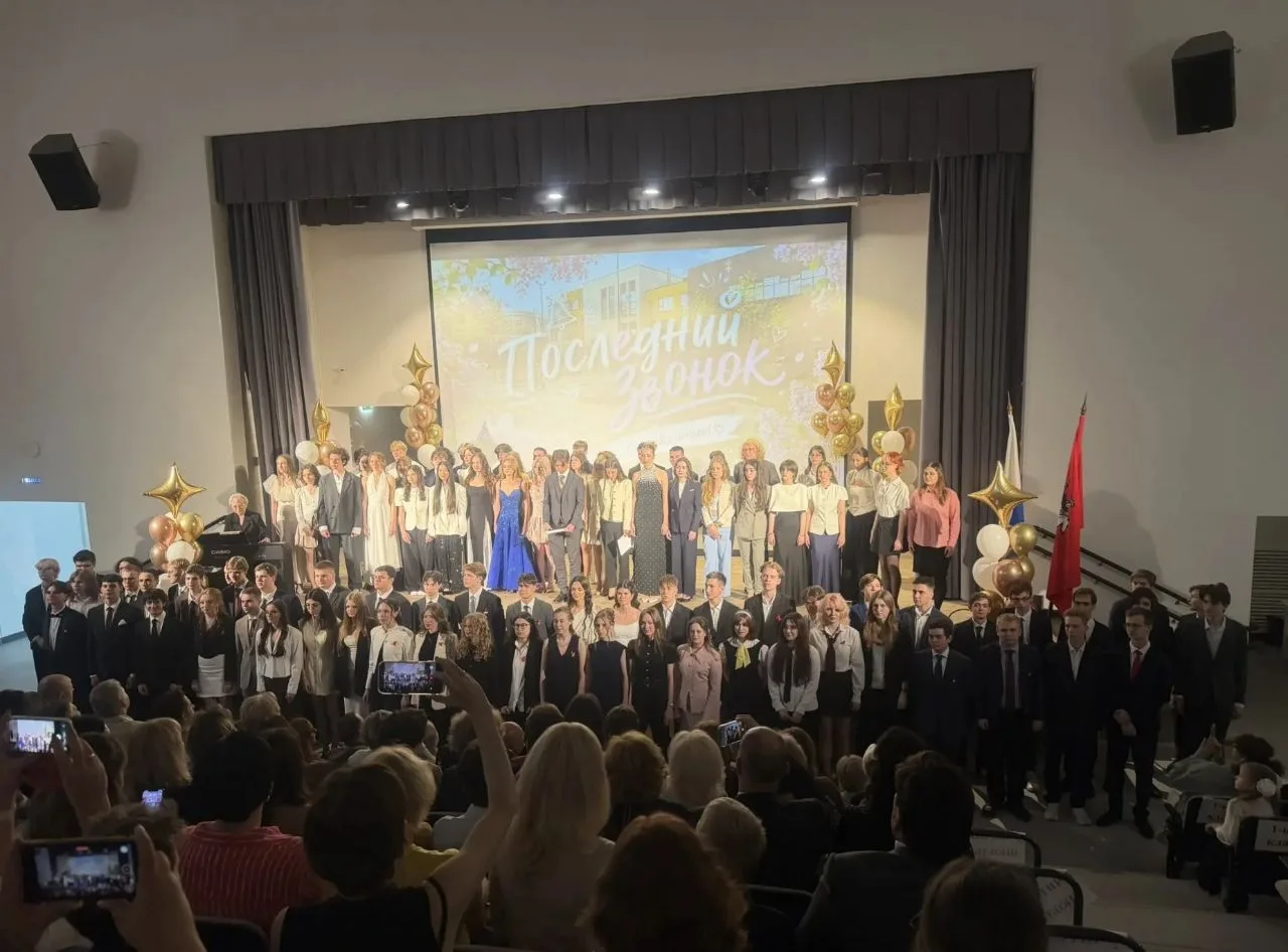🎓 Последний звонок - 2026  Где летят облака ватные, Где осталась трава мятная, Где кругом васильки с