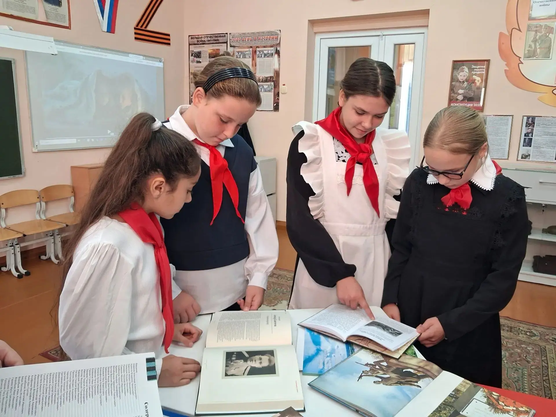Каждый понедельник в нашей школе проводится линейка с выносом флага и исполнением гимна...