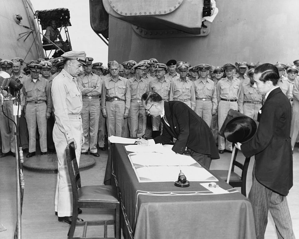2 сентября 1945 года в Токийском заливе на борту американского линкора «Миссури» был по...