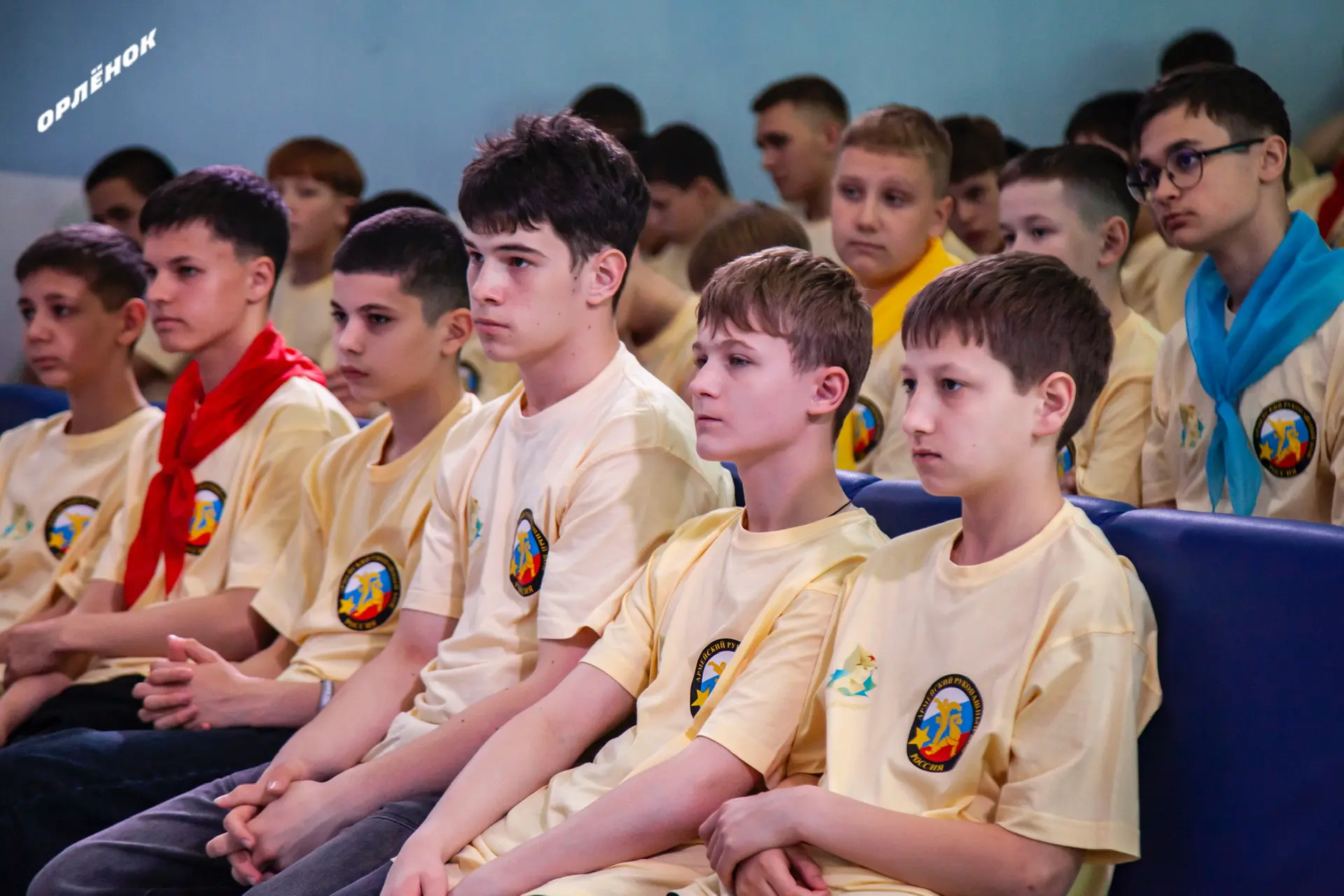 Всегда идти вперёд и становиться сильным 💪  В «Орлёнке» девчонки и мальчишки встретились с Героем Ро