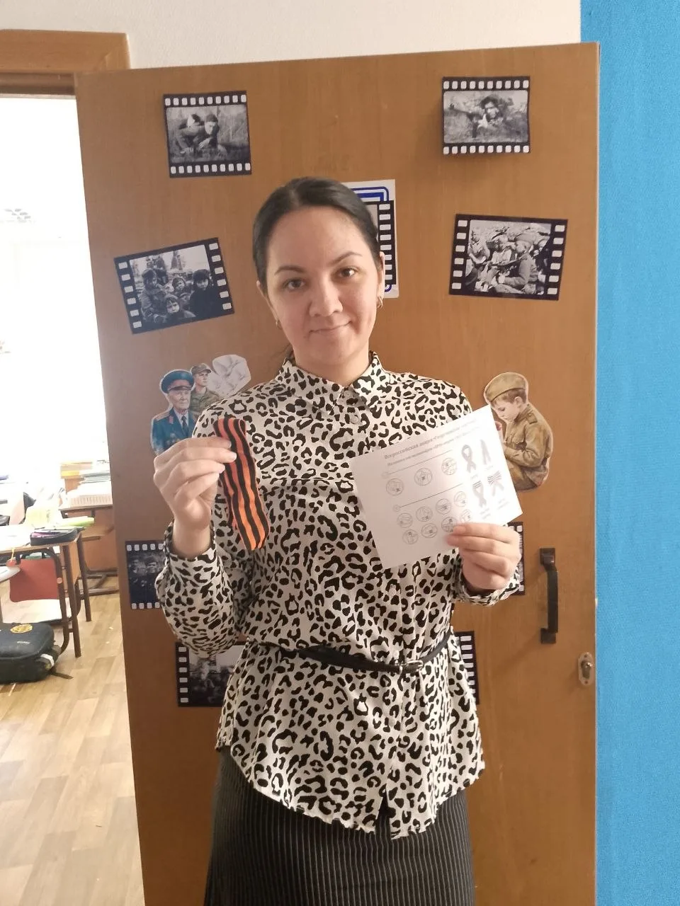 🎗️ Память в каждой ленточке: как наши ученики поздравляли с Днём Победы  5 мая волонтёры школы разда