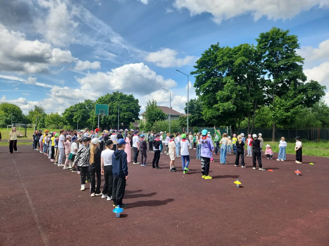 🌟🏃‍♂️ На школьном стадионе в  Медвежьих Озёрах прошли веселые старты, приуроченные к ...
