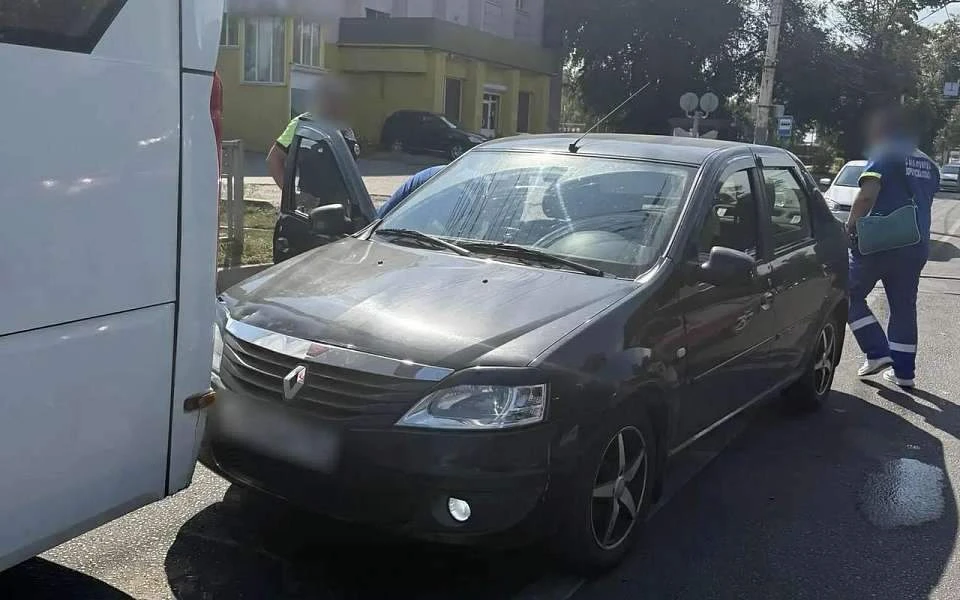 Водитель Renault Logan погиб в аварии с маршруткой в Воронеже