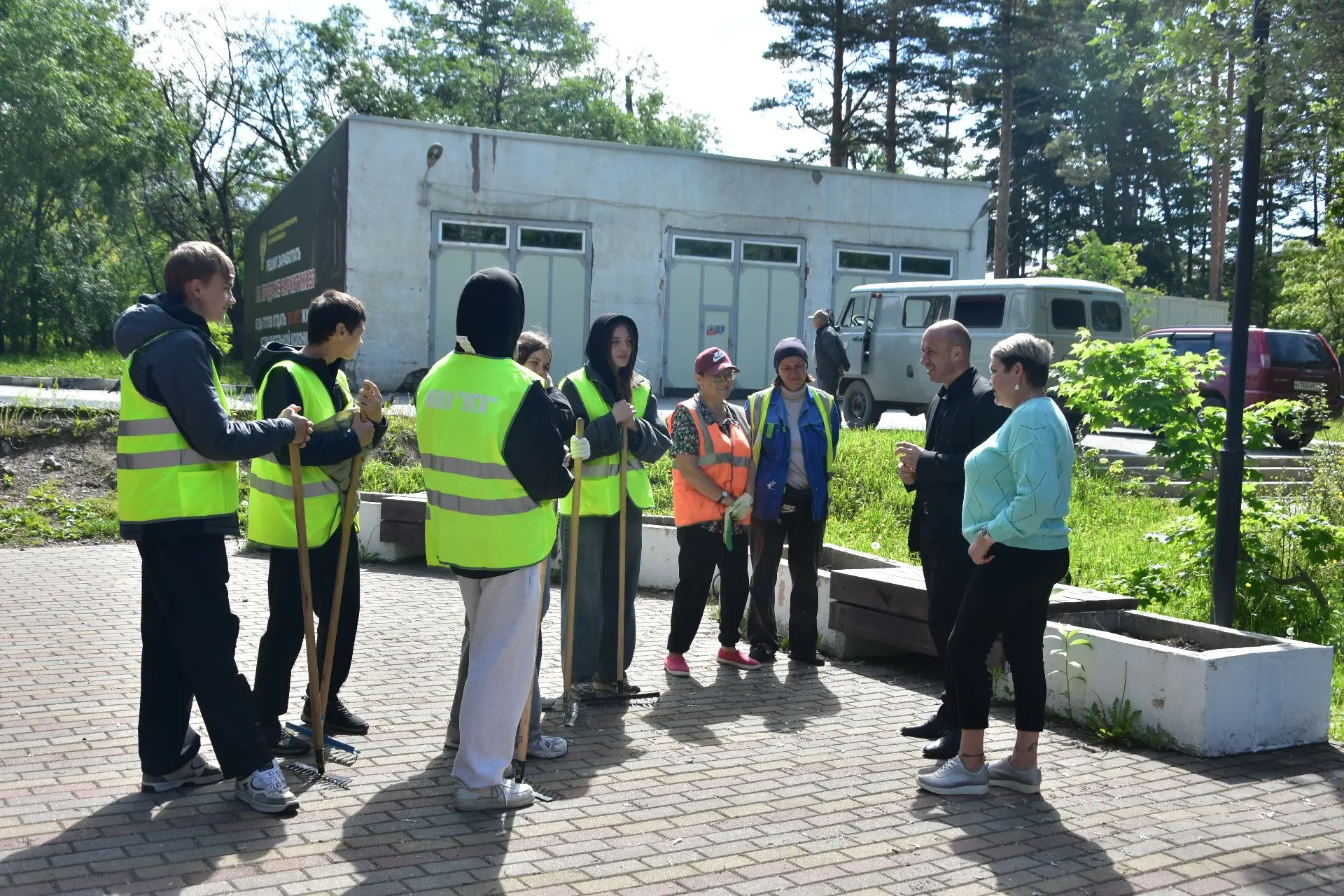 В парке встретился с ребятами, которые на летних каникулах трудятся в управлении городским хозяйство