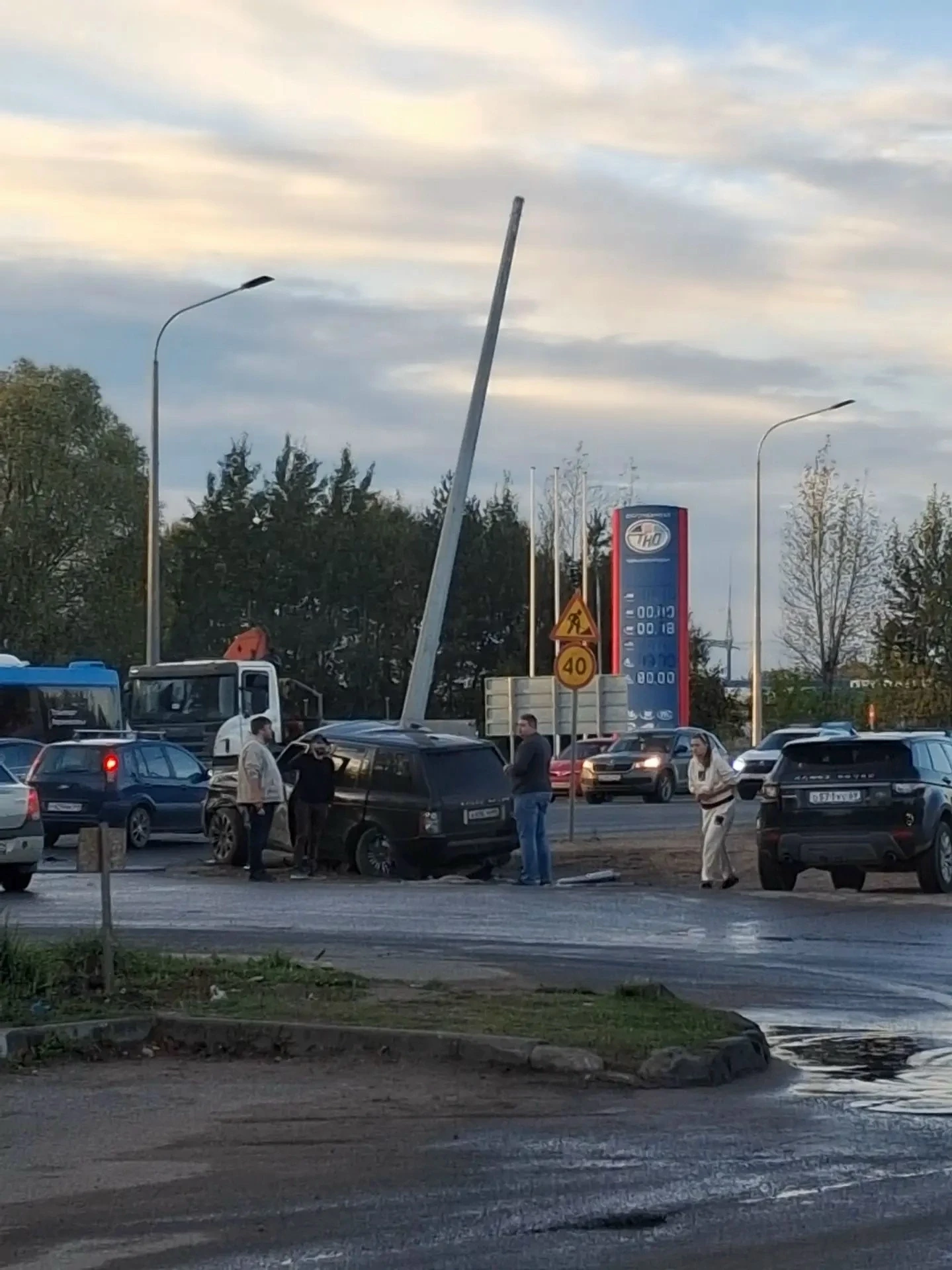 🚘💥На Шишкова внедорожник «припарковался» в столб у заправки.