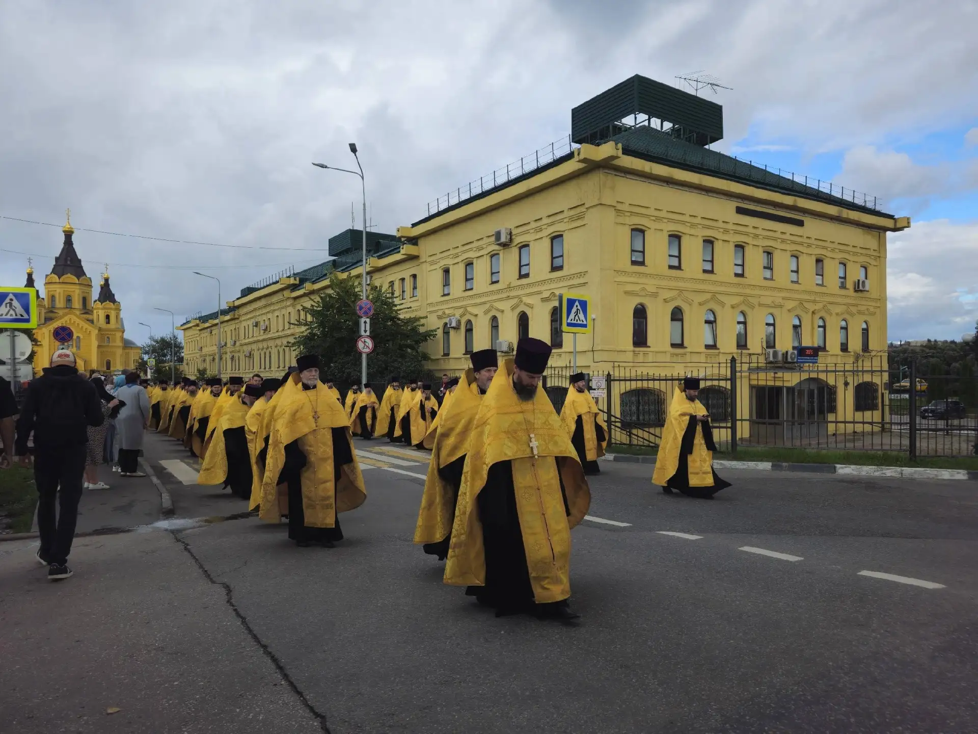 Сотни паломников собрались у собора Александра Невского