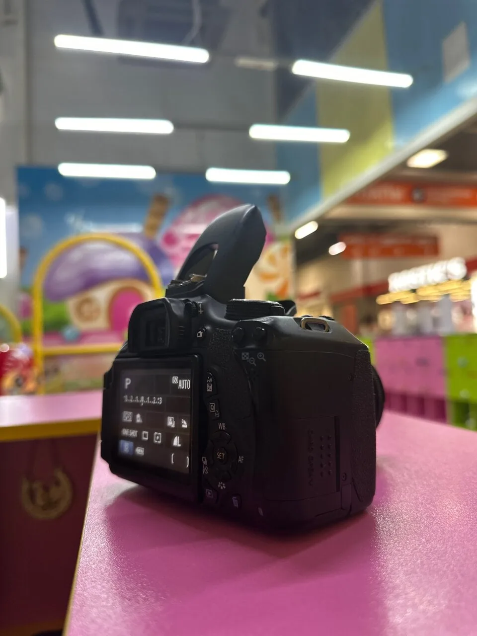 — Ищем фотографа в детскую игровую.