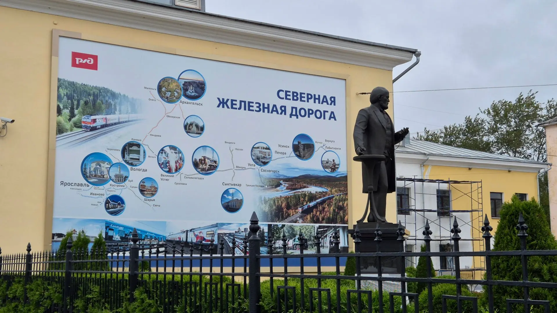 На вокзале в Ярославле все время вижу что-нибудь интересное. То театральный поезд, кото...