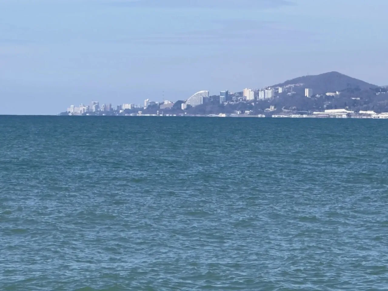 🏖 Ограничение на купание продолжает действовать на пляжах Сочи.
