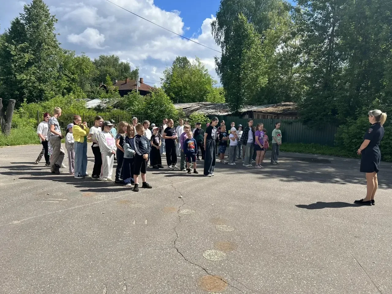 🚦 Безопасное лето: в гостях у лагеря — инспектор Госавтоинспекции

В пришкольном лагере прошла важн