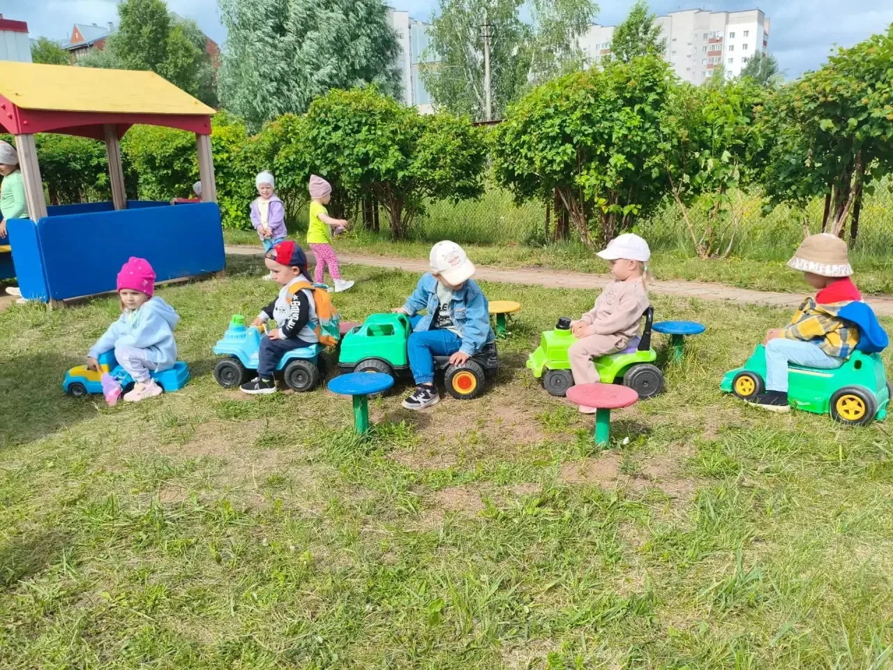 «Летние прогулки в детском саду — это ВЕСЕЛО!» — так говорят ребята из группы №3! 🎉
И мы знаем, поч