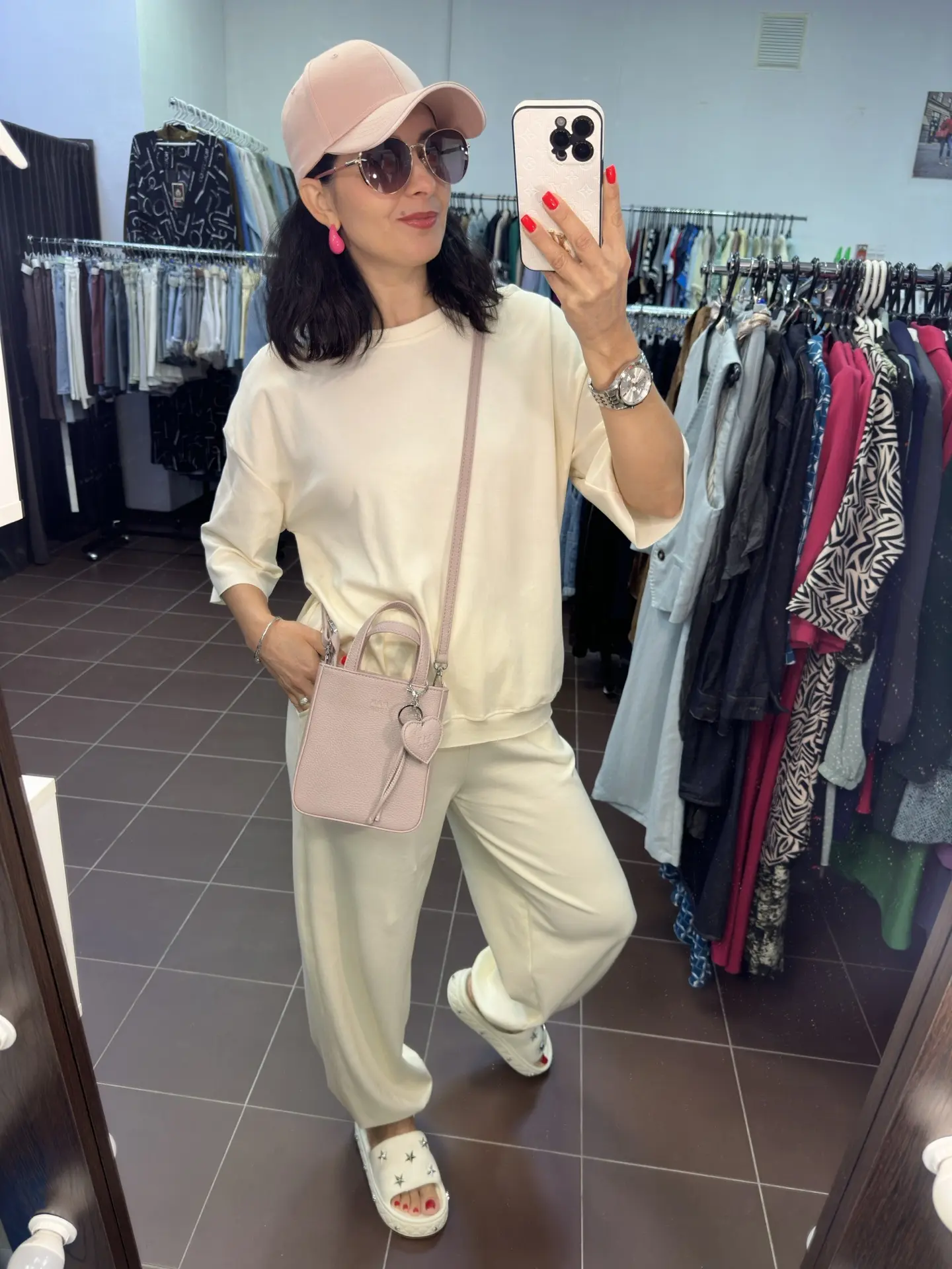 💛🆕Костюм хлопок 
42-50 оверсайз 
3000 руб
🤍Кепки 700 руб
🤍Серьги 600 руб
🩷Очки 700 руб
🩷Сумочк