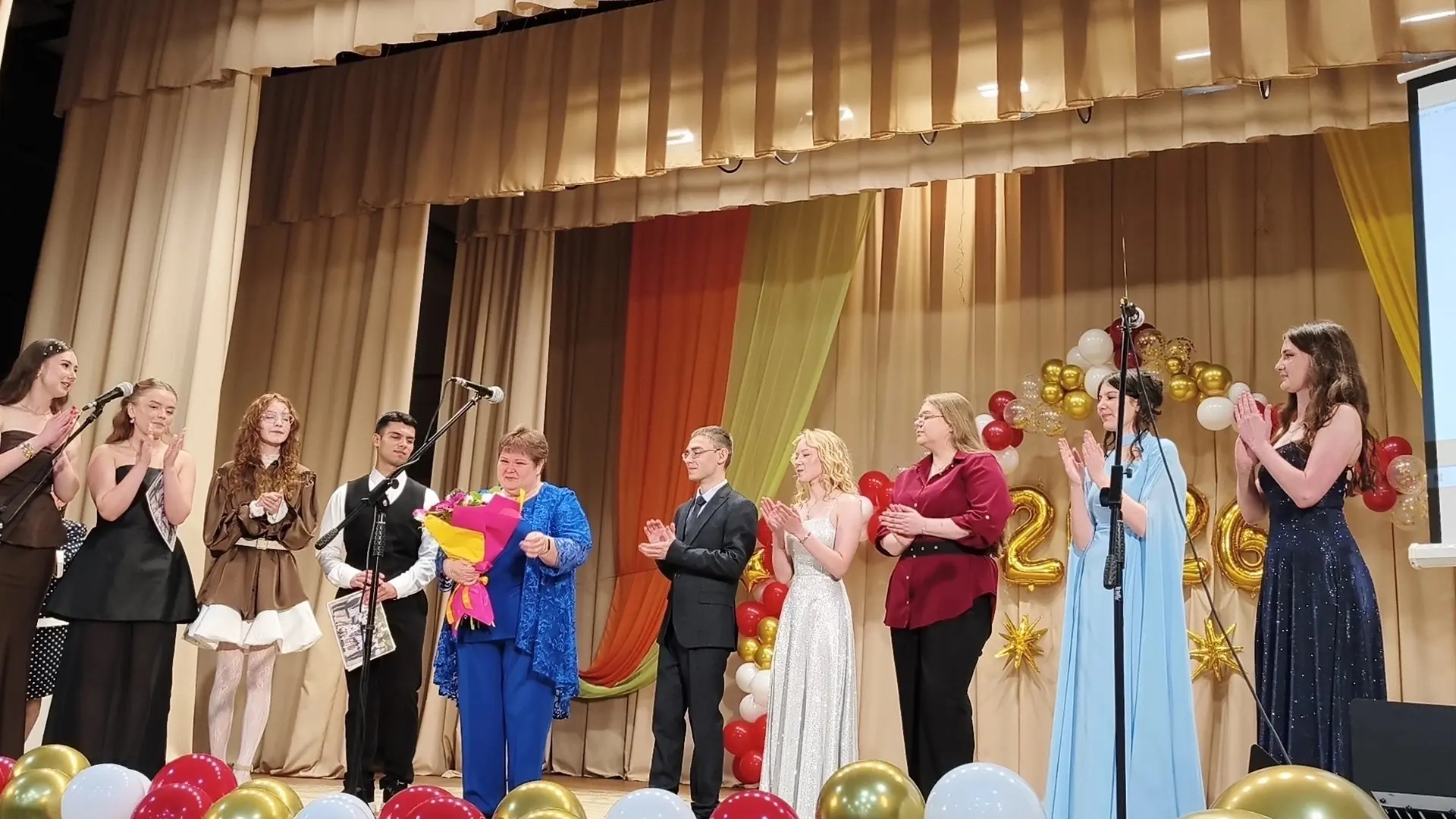 🎓 В нашей школе состоялись выпускные вечера для учащихся 9-х и 11-х классов! 🔔 

Позади годы учебы