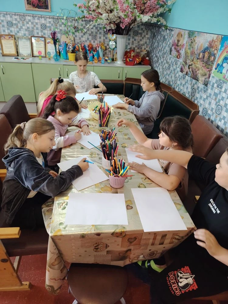 В Золотаревском клубе прошёл конкурс детских рисунков «Моя дружная семья», приуроченный...