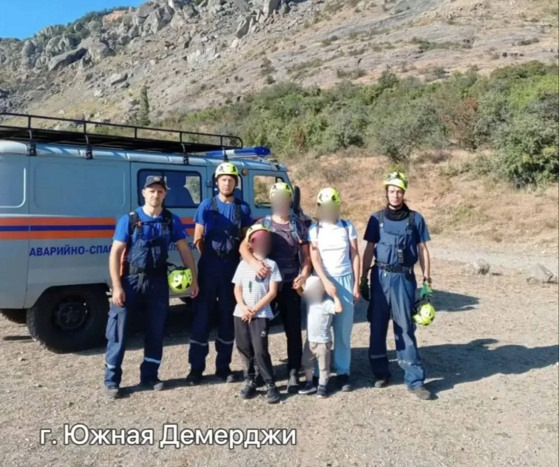 В горах Крыма сегодня спасли семью с детьми и женщину