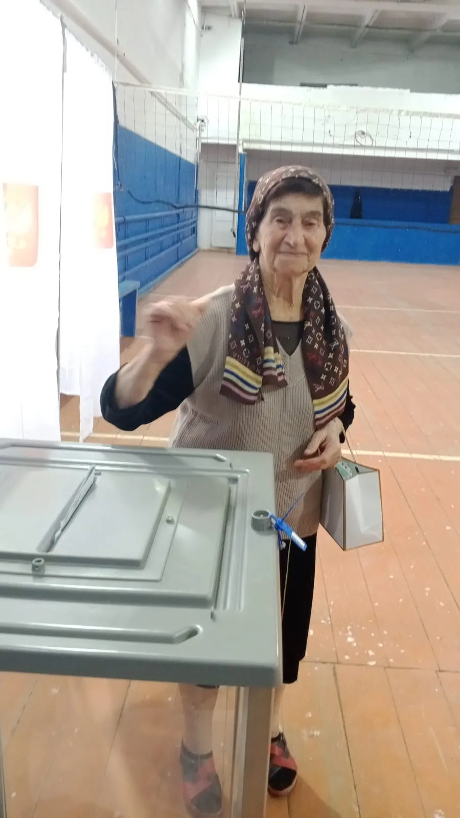 Заслуженный учитель проголосовала в Родниковом