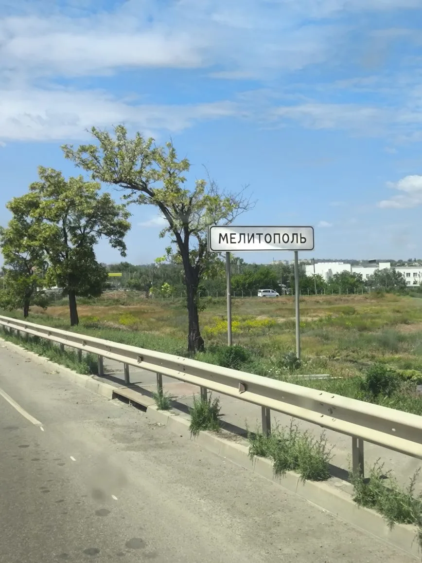 Небо красивое, и погода хорошая. Едем дальше, везём пользу нашим защитникам
