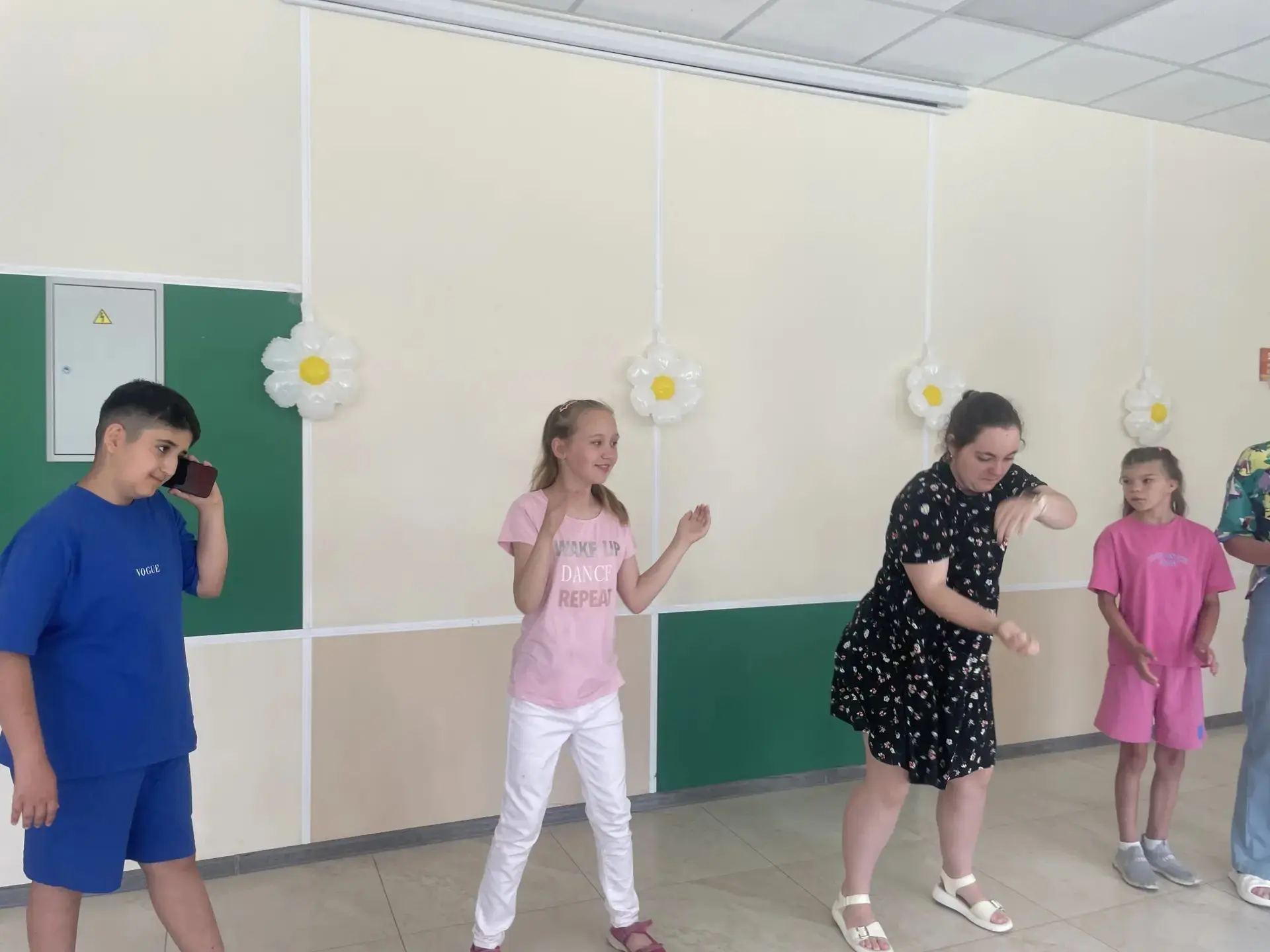🤸🏼‍♀️Утренняя зарядка 🤸🏼‍♀️

☀️Сегодня традиционно состоялась утренняя зарядка в нашем пришкольн