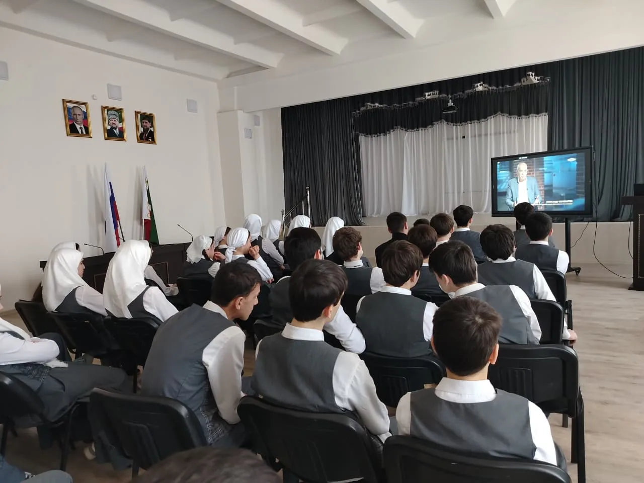 Сегодня под руководством советника директора по воспитанию и взаимодействию с детскими общественными
