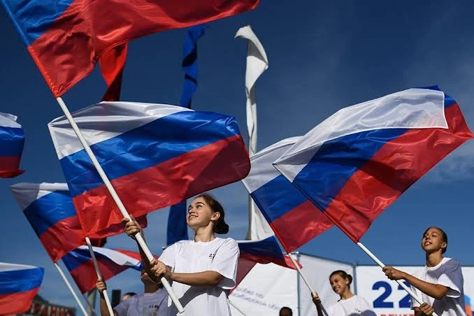 Российский триколор в тренде: молодёжь выбирает флаг своей страны