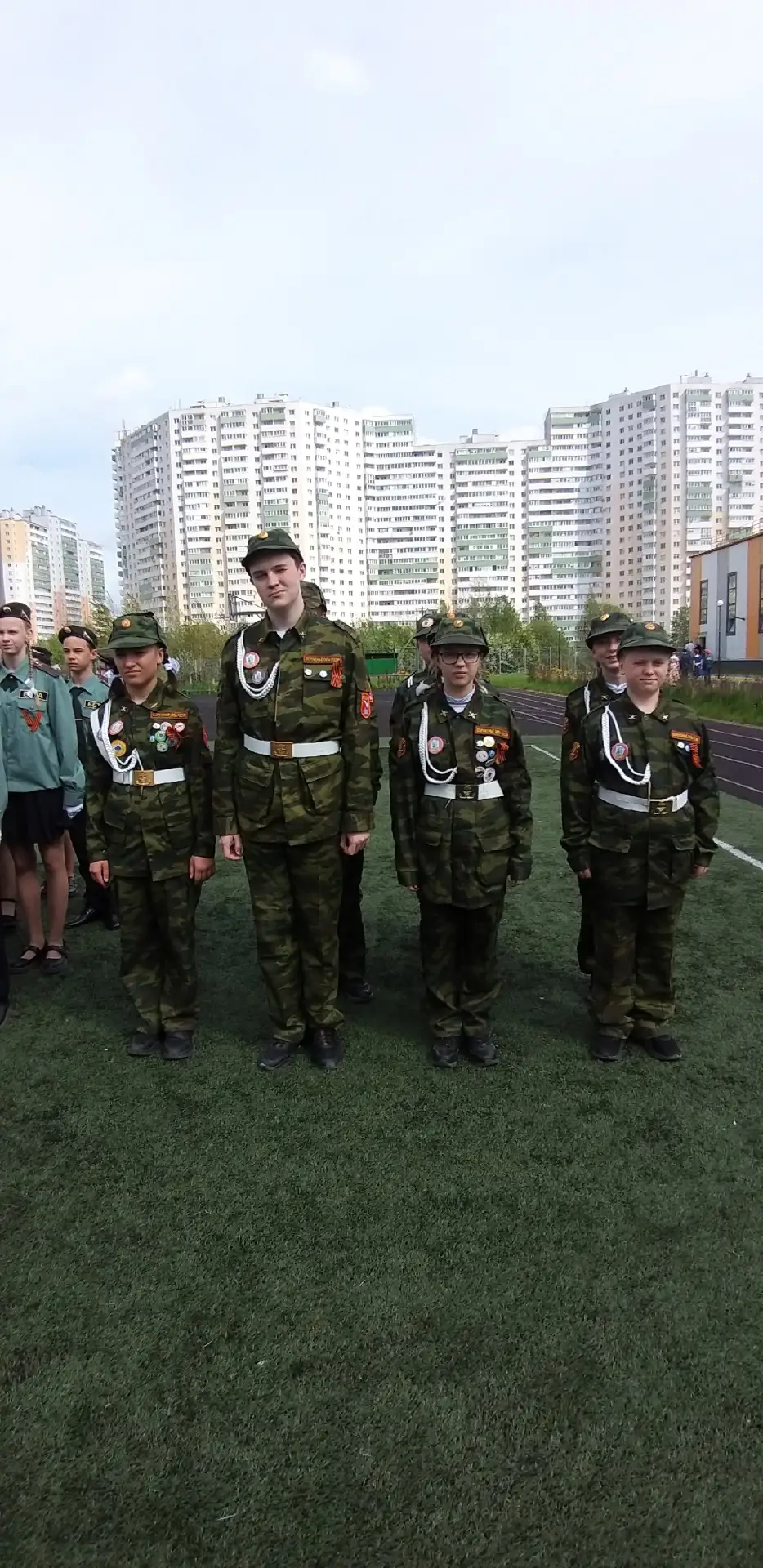 Сегодня, 13 мая 2026 года, ученики школы 407, приняли активное участие в параде, организованного адм