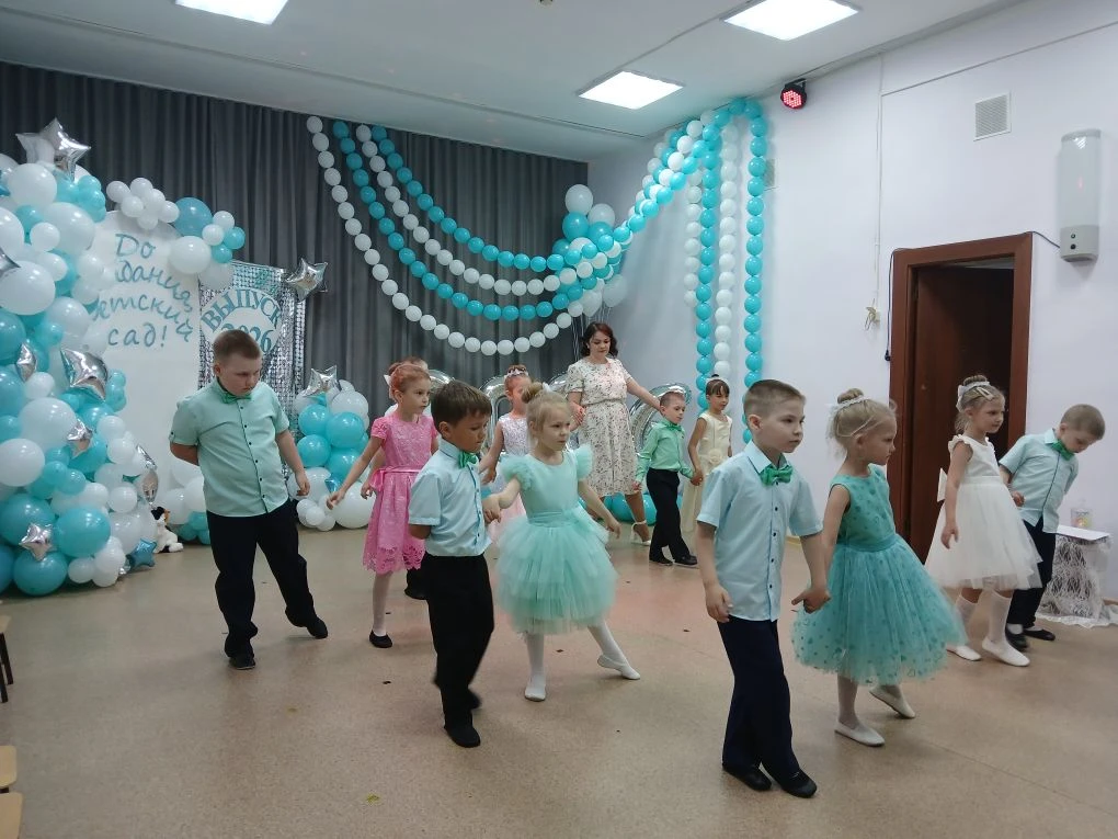 Выпускной — особенный, волнующий и радостный день, символизирующий прощание с детским с...