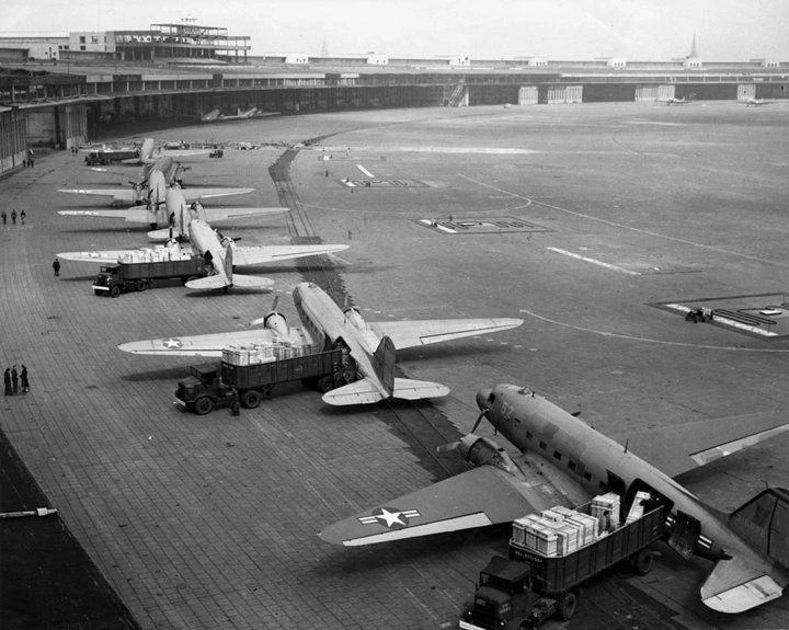 Самолёты доставляют припасы в Западный Берлин, 1948 год.