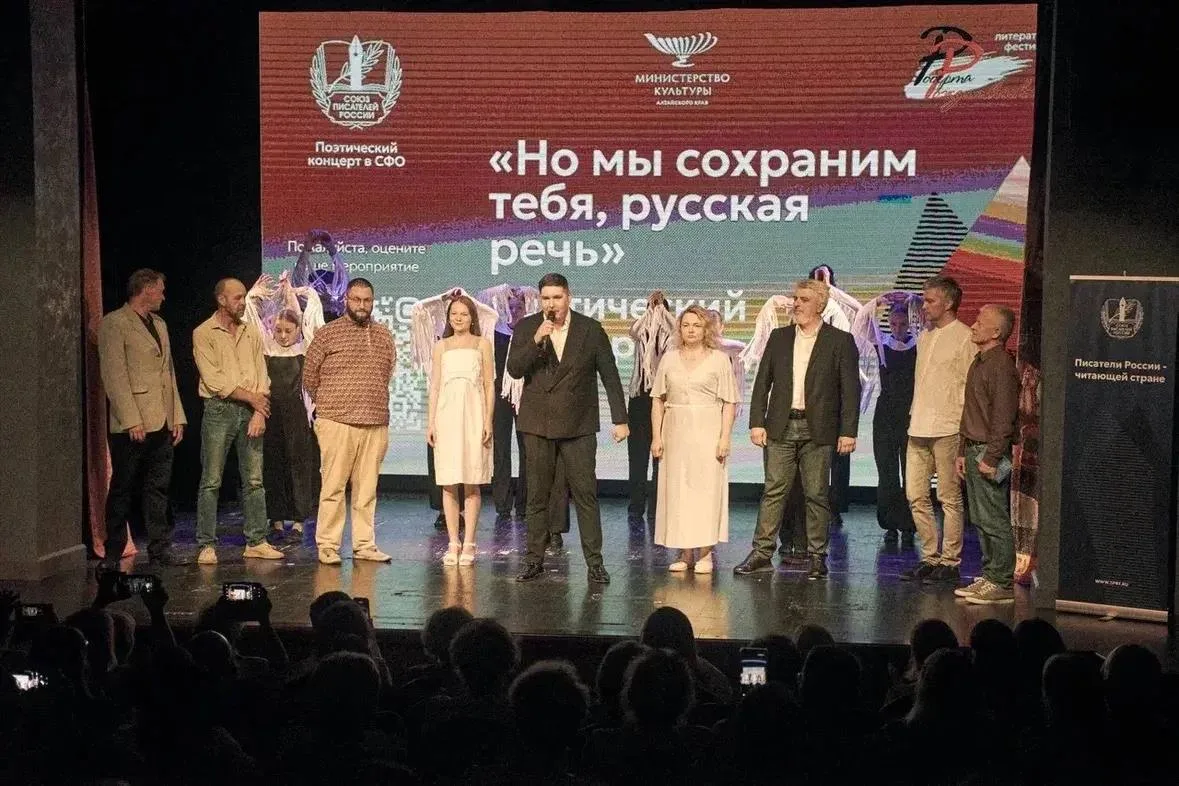 Когда и музыка не строится,
и слово не вместить в строку,
прочь уезжай, броди околицей,
ищи подсказк