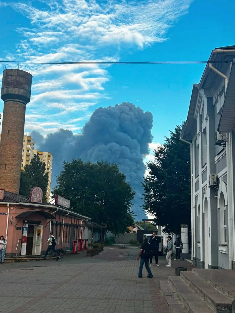 Тем временем под Киевом горит украинский вайлдберис
