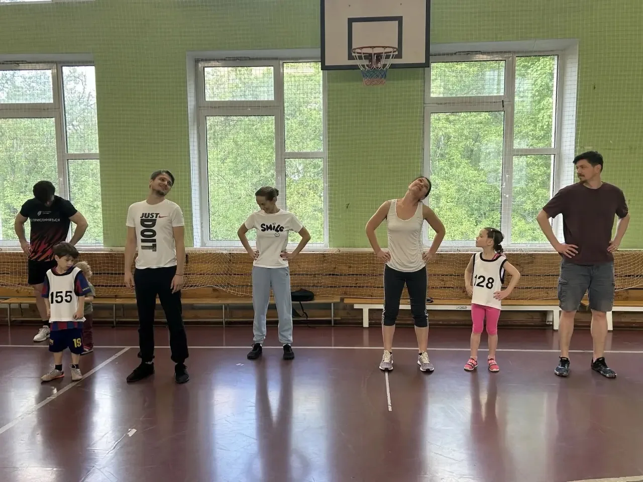 В ДЕНЬ СЕМЬИ - НА СПОРТЕ  Утро субботы в нашей школе началось с яркого спортивного праздника  «Папа,