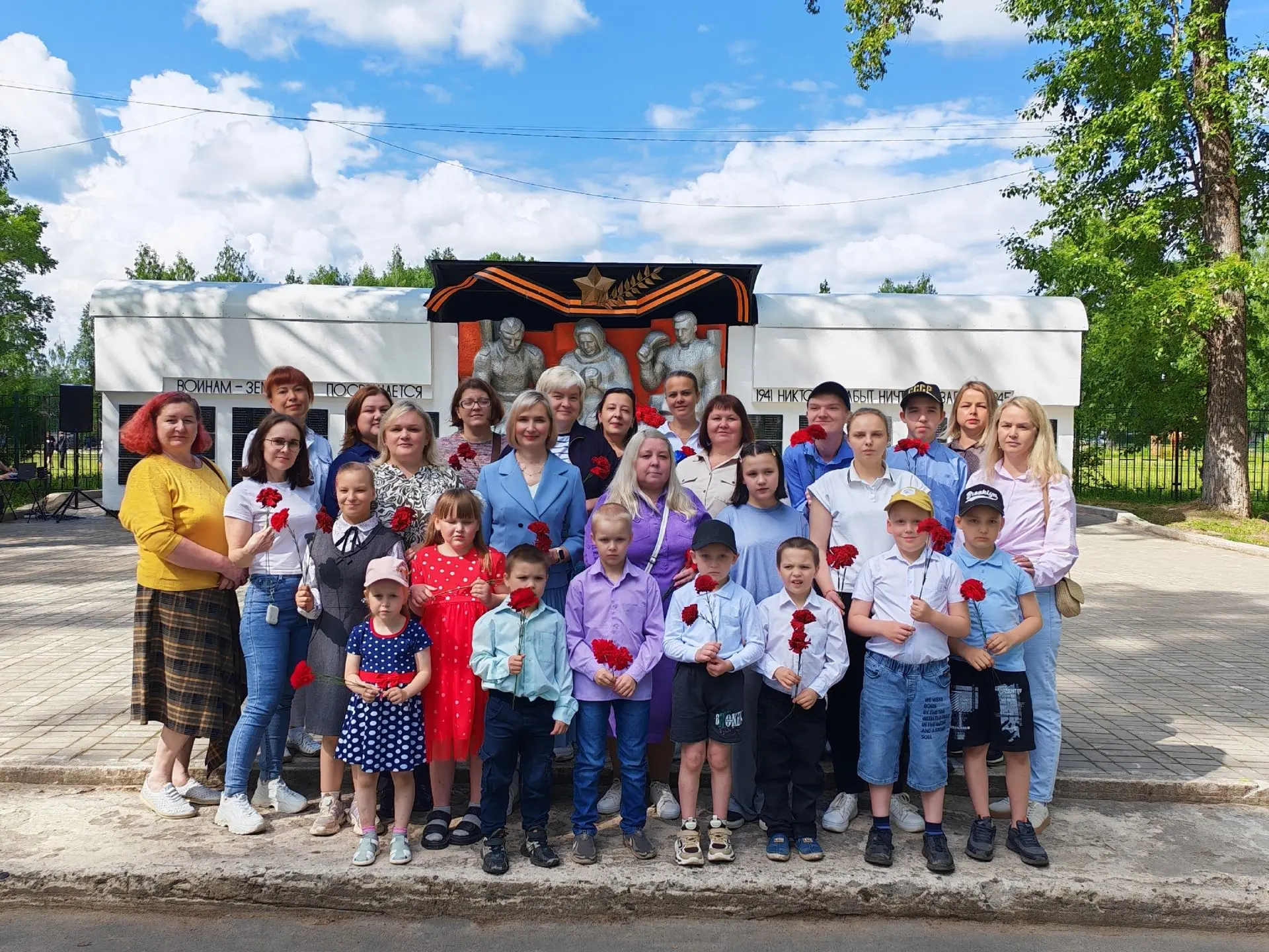 День памяти и скорби: почтили подвиг защитников Родины

Сегодня дети и взрослые нашего центра участв