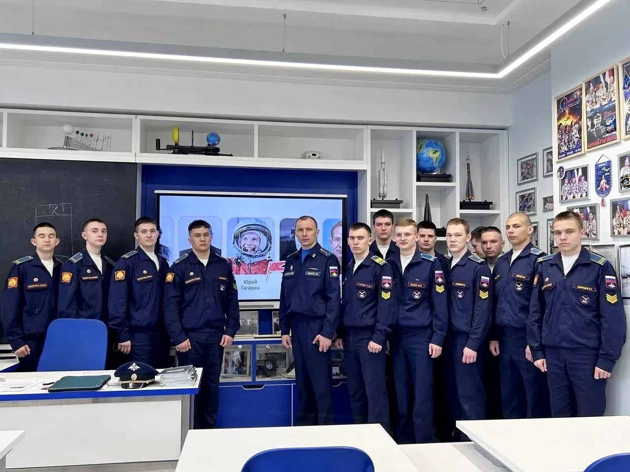 Первый день Недели космоса проходит активно - в фойе силами 3 учебного курса организована празднична