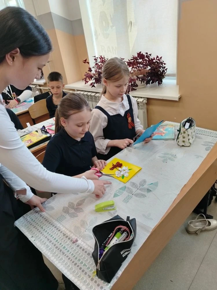 🌟 Сегодня в нашей школе — творческий десант! 🌟  Ученики 5-го класса пришли на помощь ребятам из 4-го
