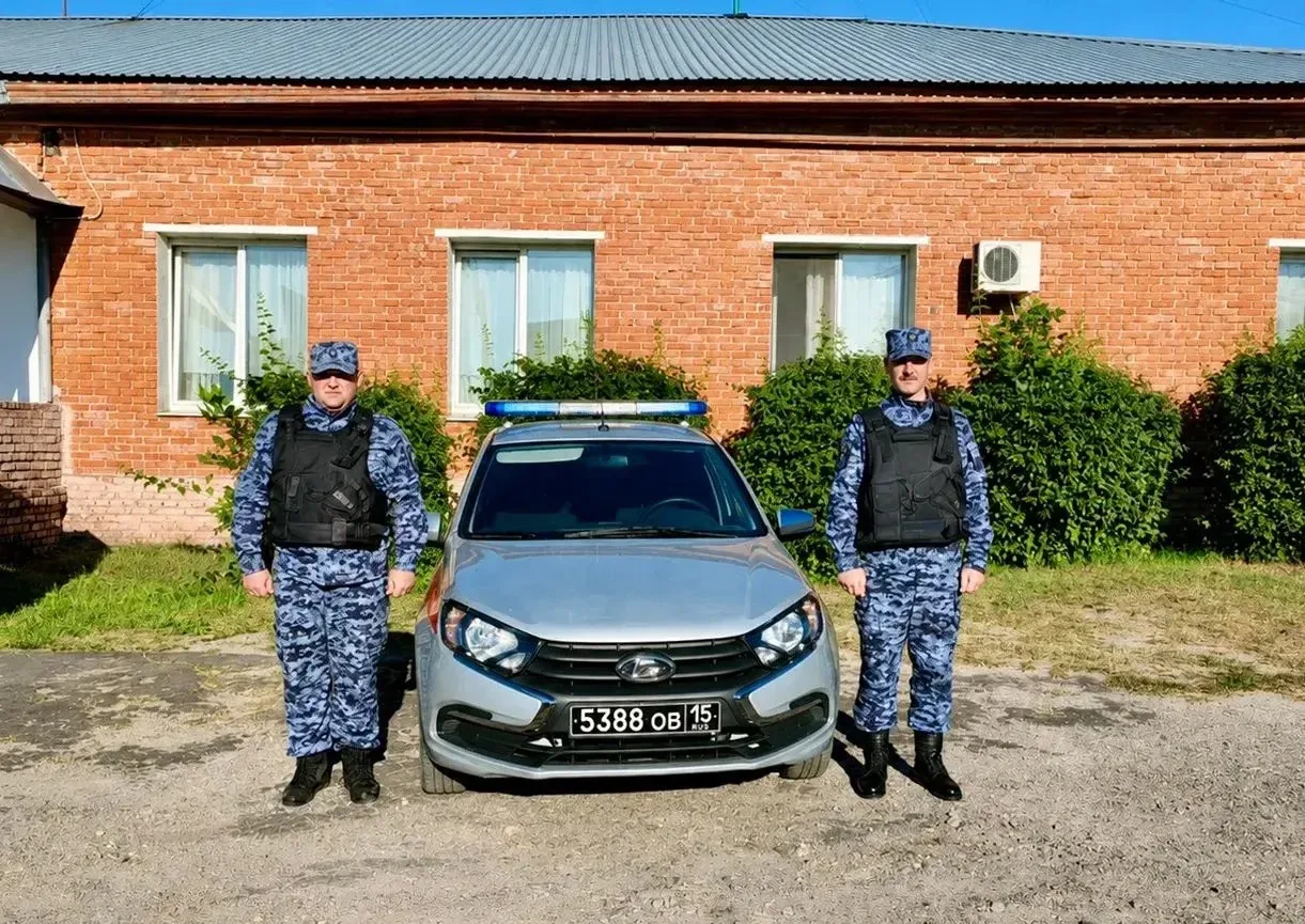 В Пензенской области росгвардейцы спасли мужчину с инвалидностью, упавшего в яму на нео...