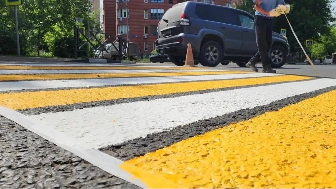 🚦В Химках массово обновляют «зебры» со световым эффектом

Дорожники наносят износостойкий холодный 