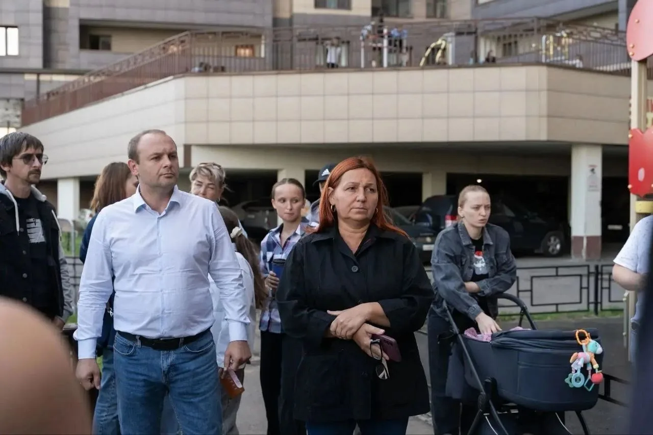 🏗️ Монтаж новых оконных конструкций обсудили с жителями дома, пострадавшего от атаки БПЛА