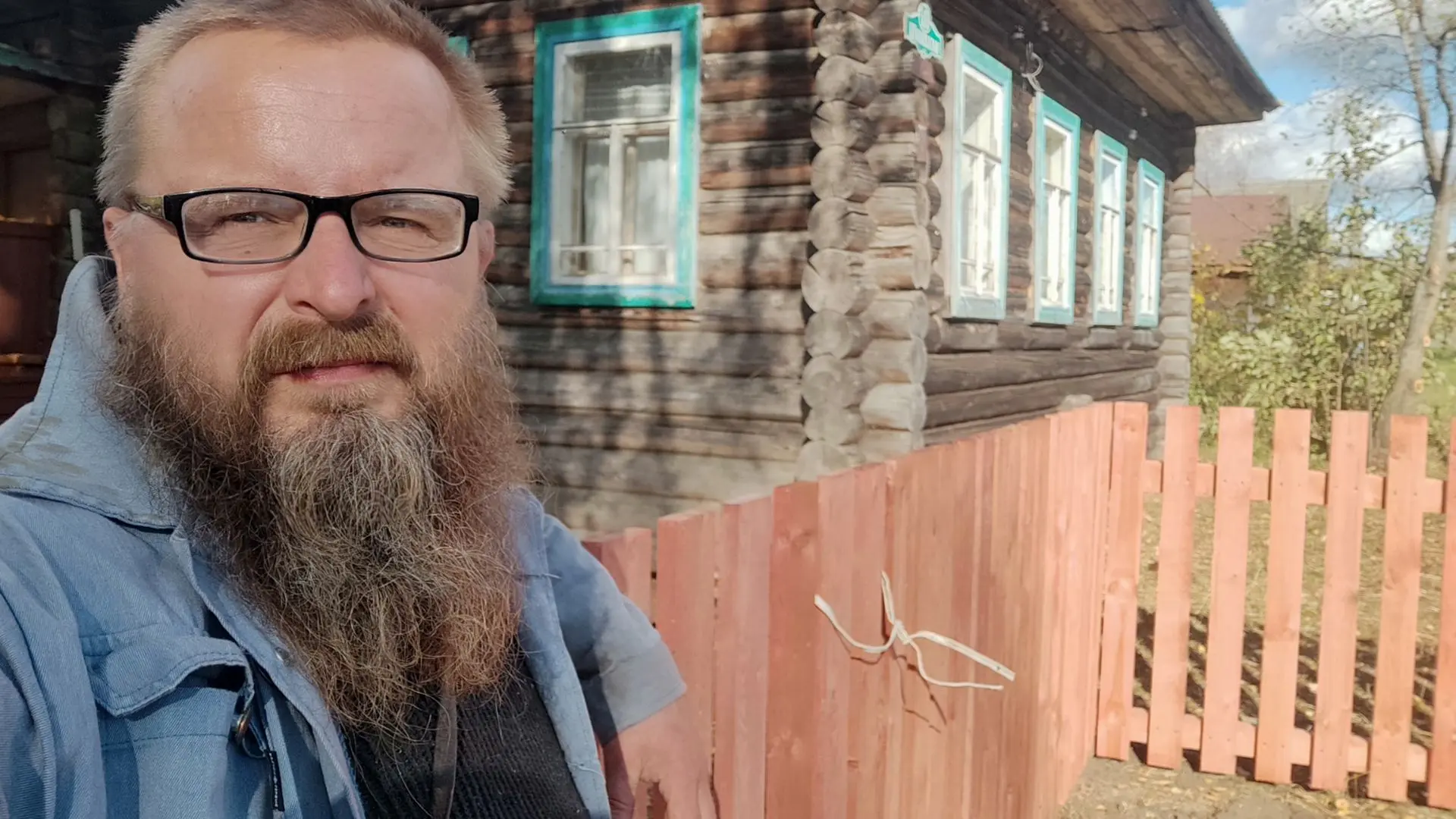 Вона какую красоту ребята намутили! Забор новый поставили у бабулиного дома. Столбы-кал...
