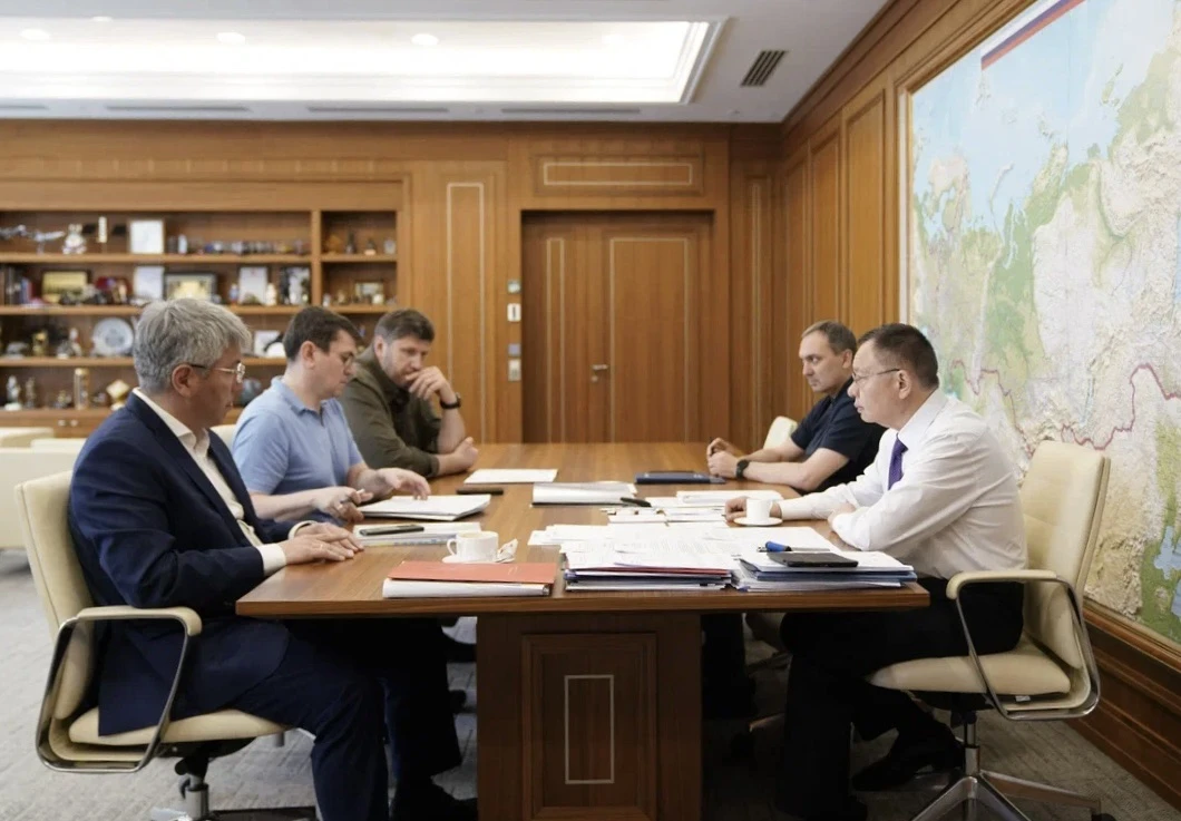 Глава Минстроя России Ирек Файзуллин обсудил с Главой Республики Бурятия Алексеем Цыден...