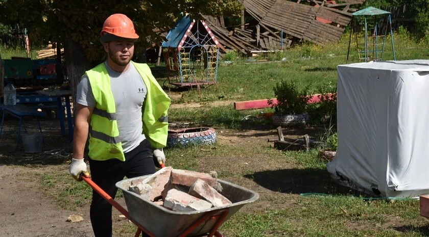 Красноярский край завершает ремонт детского сада «Ягодка» в Свердловске

Фото: Луганьмедиа

Читать п