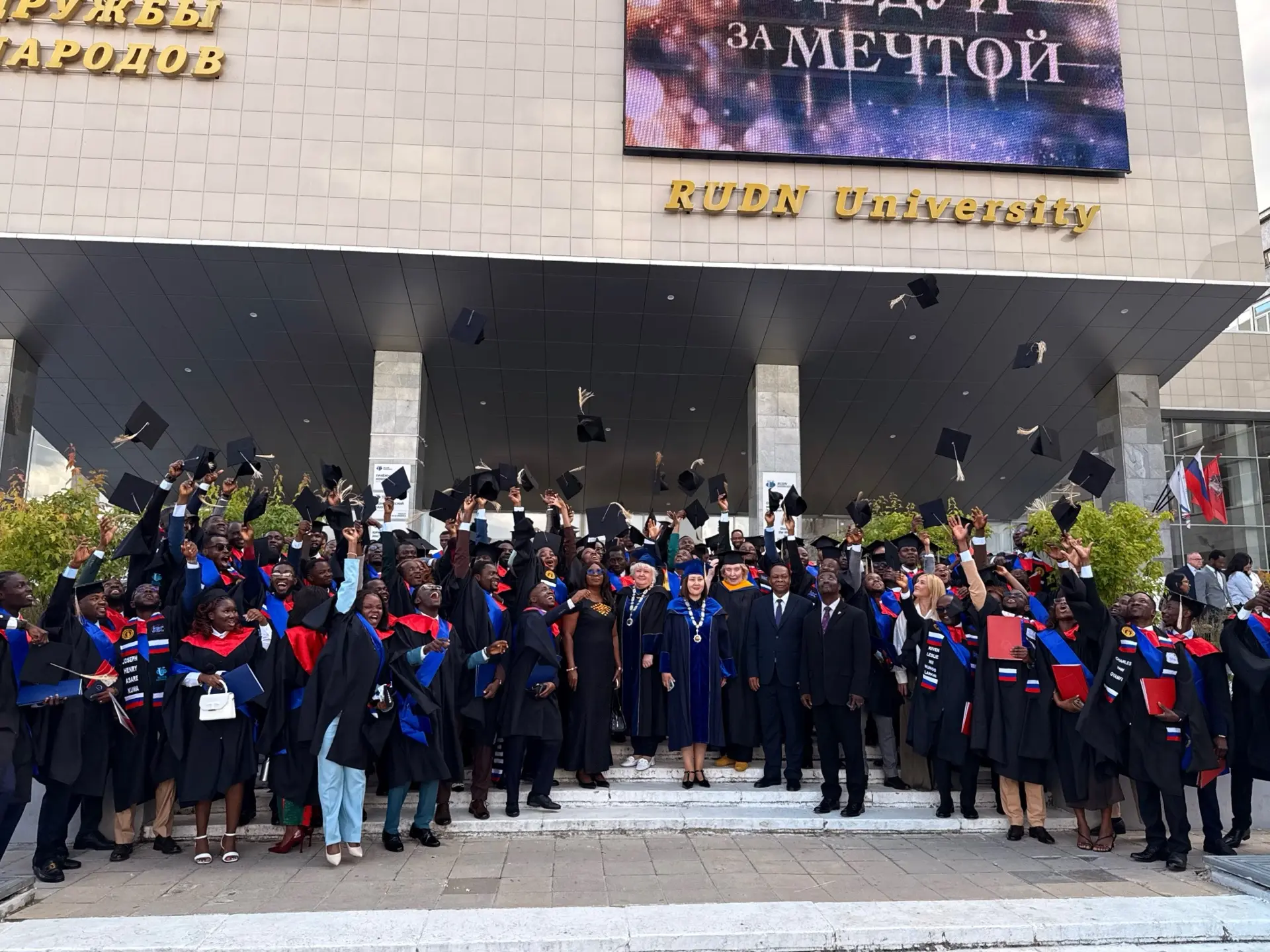 🇬🇭 В одном месте собралось больше 100 студентов из Ганы. Они учились на разных факуль...