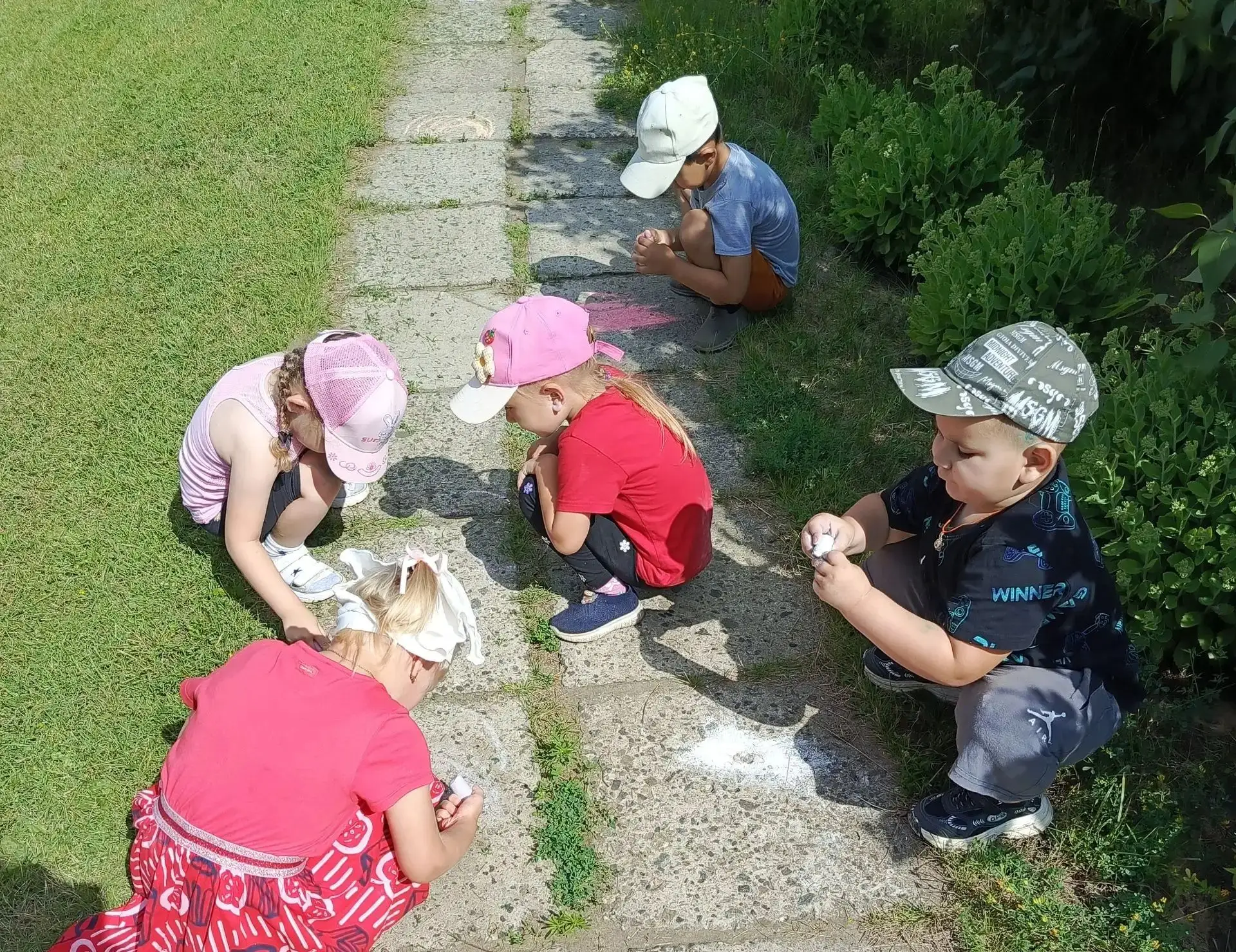 🌈Лето, мелки и море фантазии!☀️

  Сегодня в нашем детском саду состоялся День рисования на асфальт