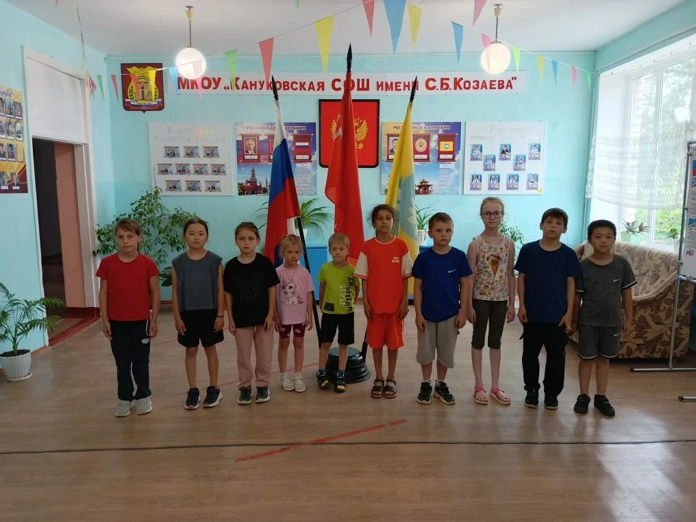 12.06. Утро в ЛДП "Солнышко" началось с торжественной линейки приуроченной празднику "Дню России". П