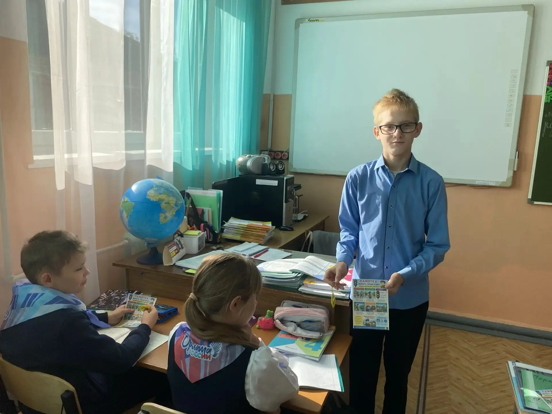 Участки отряда ЮИД провели в 4 классе  акцию «Стань заметным на дороге!  Отряд ЮИД вмес...
