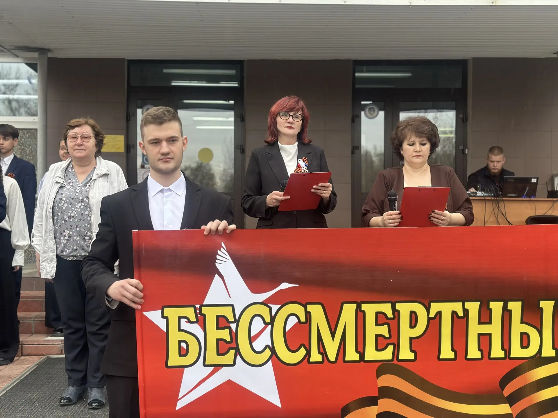 🎖️ Сегодня в нашей школе прошло шествие «Бессмертного полка»! 🎖️  Ученики начальных классов и пятикл